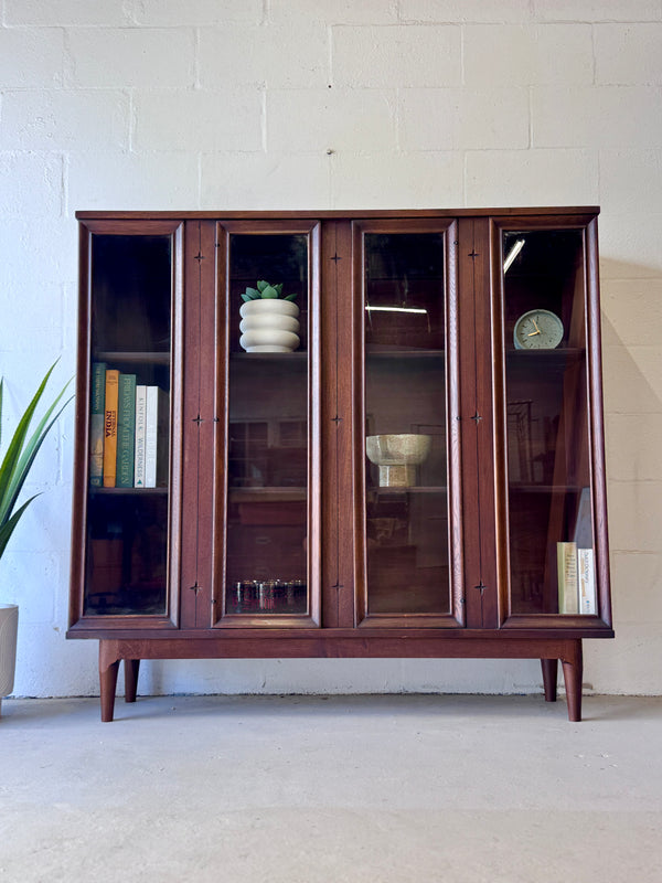 Mid Century Broyhill ‘Saga’ Display Hutch