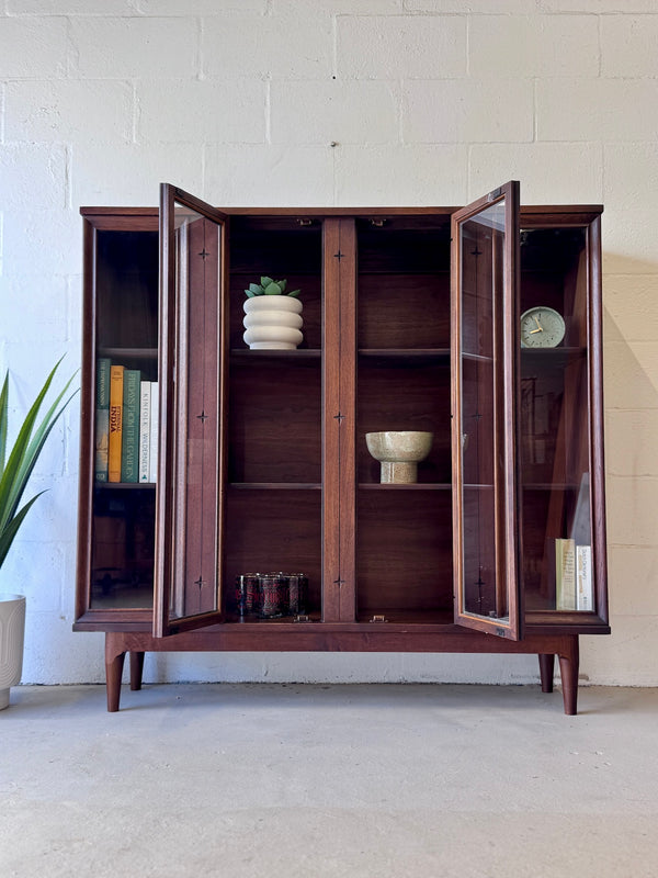 Mid Century Broyhill ‘Saga’ Display Hutch
