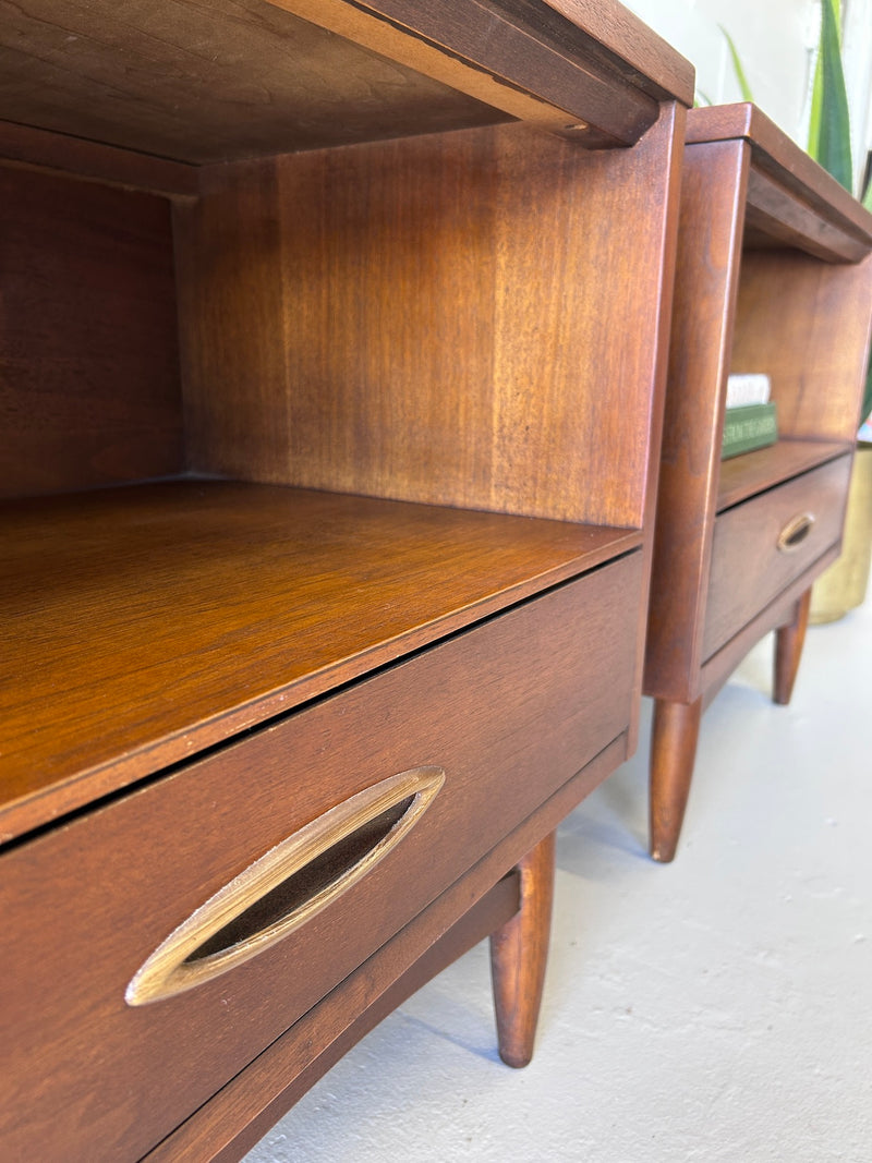 Mid Century Broyhill 'Sculptra' Nightstands (Pair)