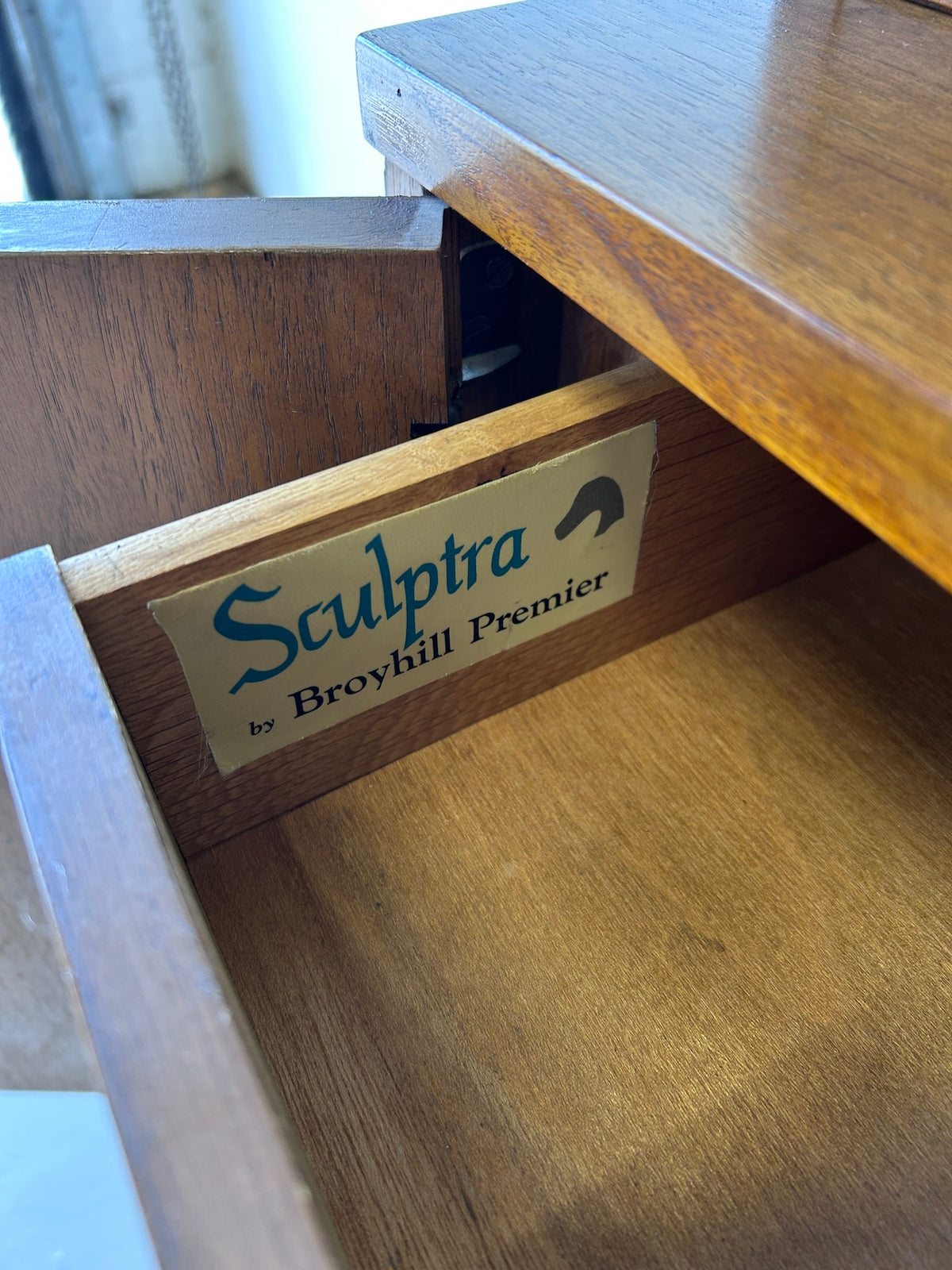 Mid-Century Broyhill 'Sculptra' display hutch – Warehaus Orlando