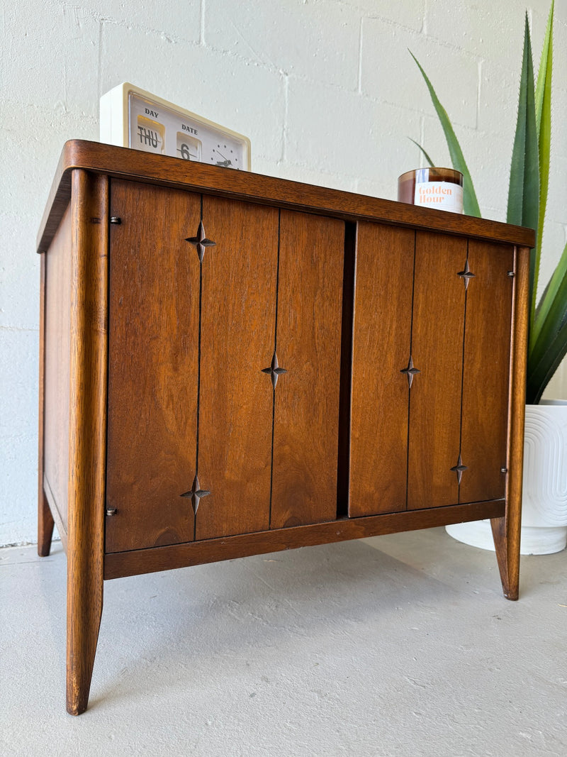 Mid century Broyhill 'Saga' end table/nightstand