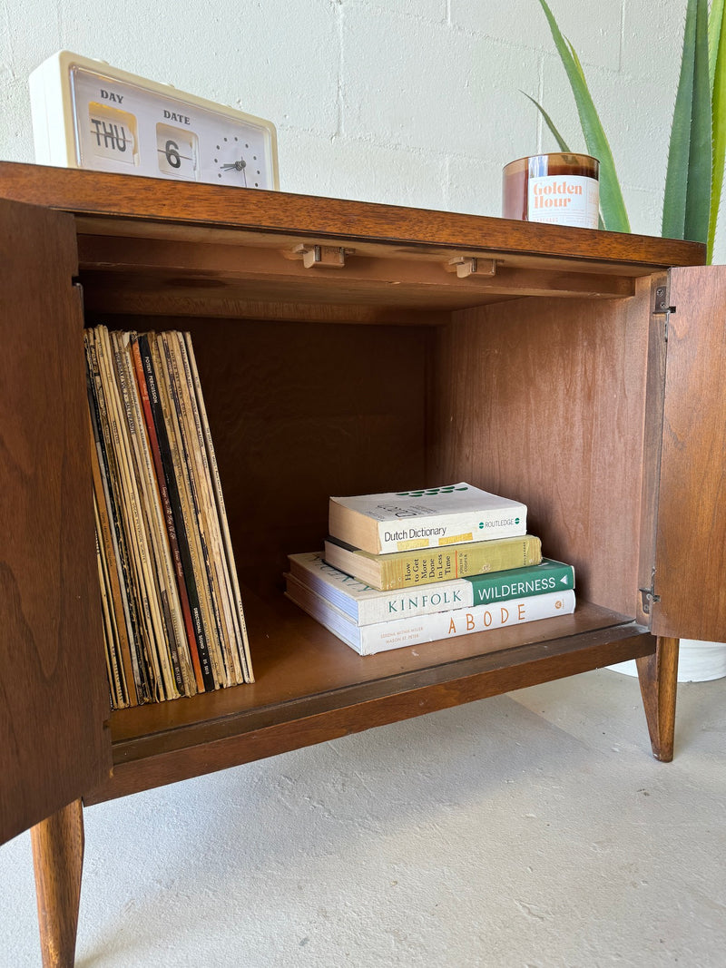 Mid century Broyhill 'Saga' end table/nightstand