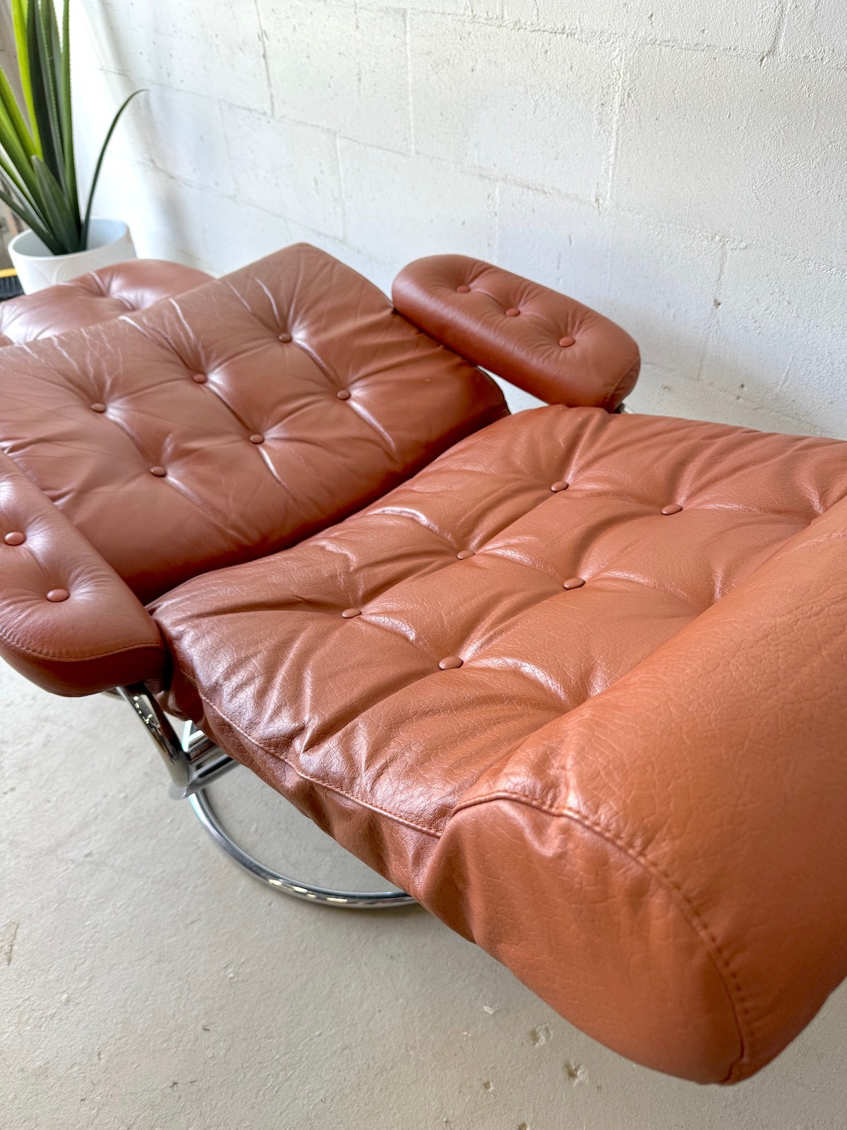 Vintage Ekorness 'Stressless' Chair and Ottoman – Warehaus Orlando