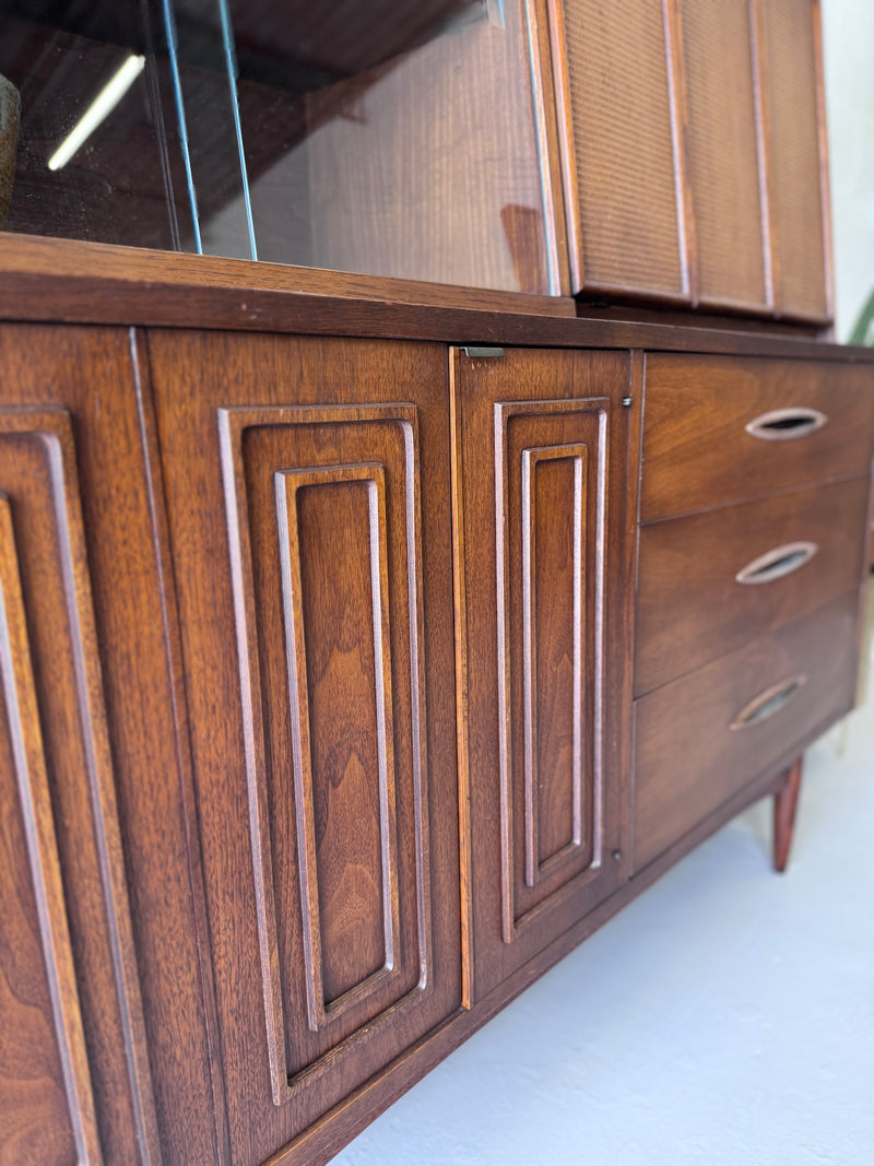 Broyhill 'Sculptra' Bar Cabinet/Display Hutch