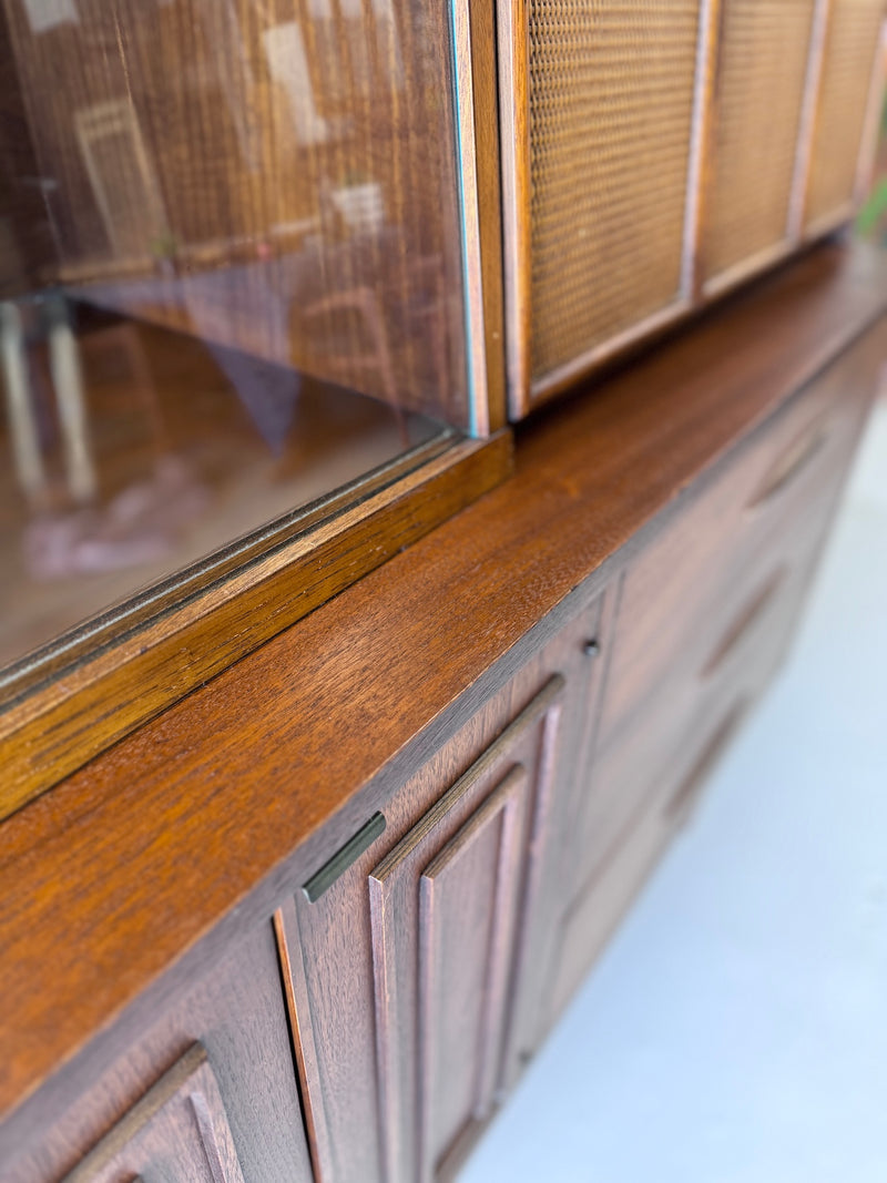 Broyhill 'Sculptra' Bar Cabinet/Display Hutch