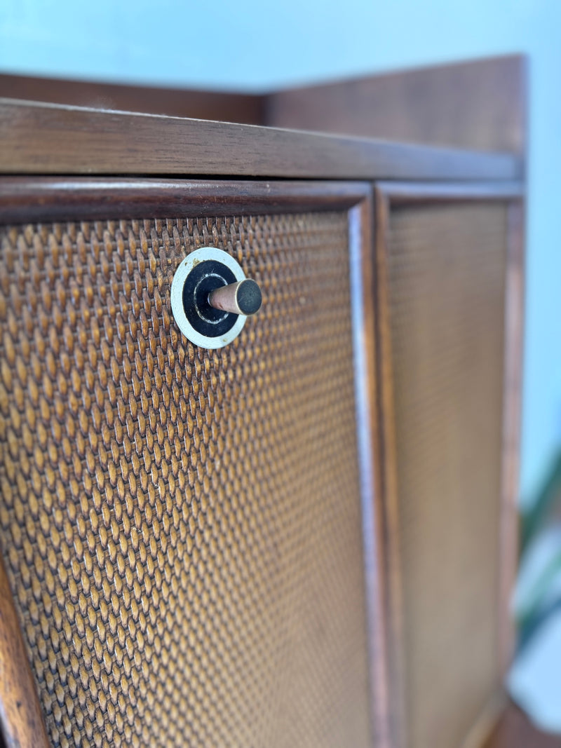 Broyhill 'Sculptra' Bar Cabinet/Display Hutch