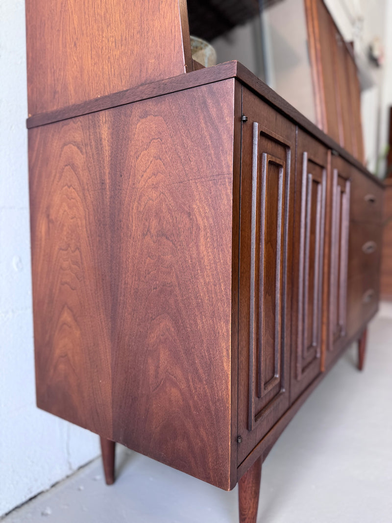 Broyhill 'Sculptra' Bar Cabinet/Display Hutch