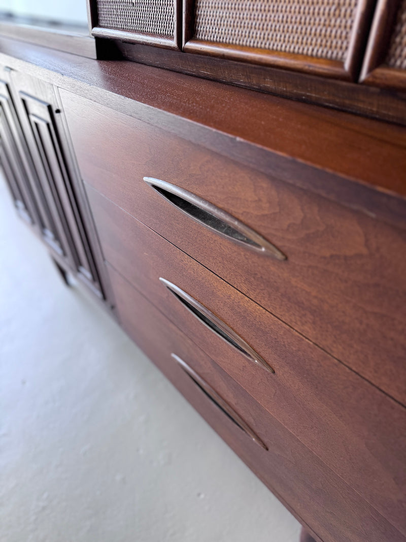 Broyhill 'Sculptra' Bar Cabinet/Display Hutch