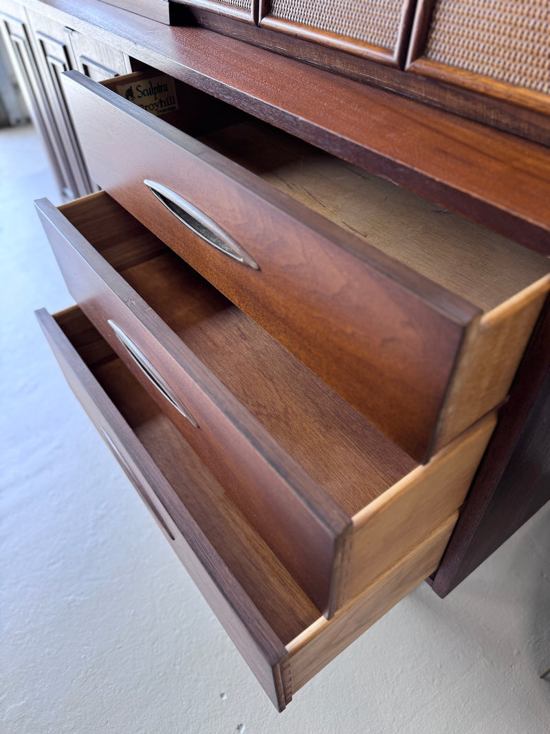 Broyhill 'Sculptra' Bar Cabinet/Display Hutch