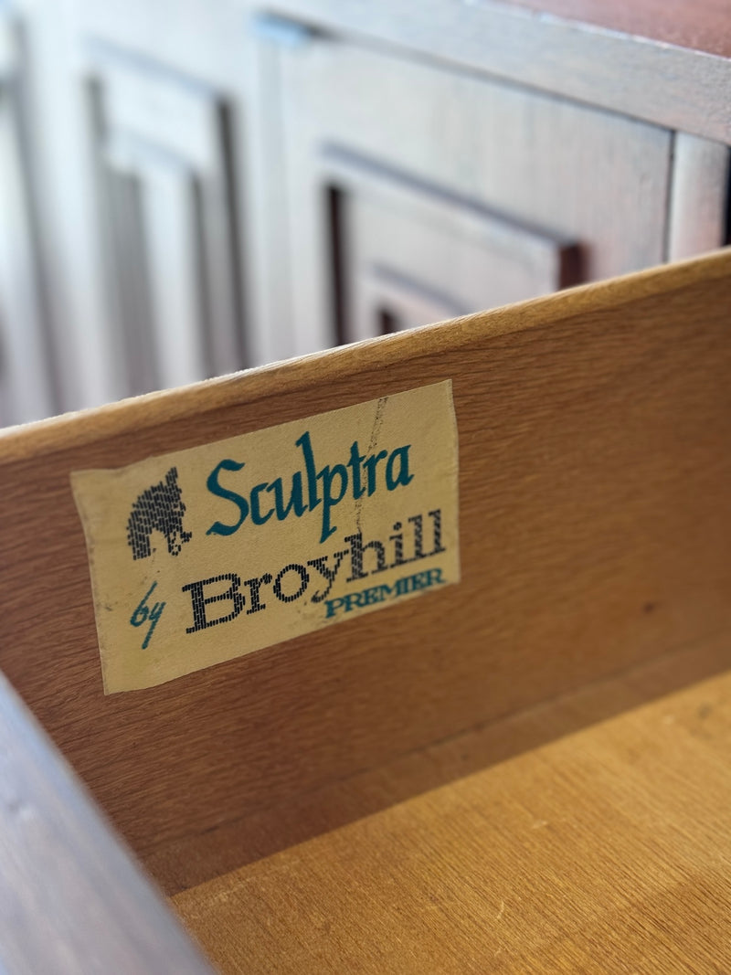 Broyhill 'Sculptra' Bar Cabinet/Display Hutch