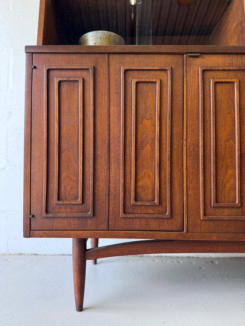 Broyhill 'Sculptra' Bar Cabinet/Display Hutch