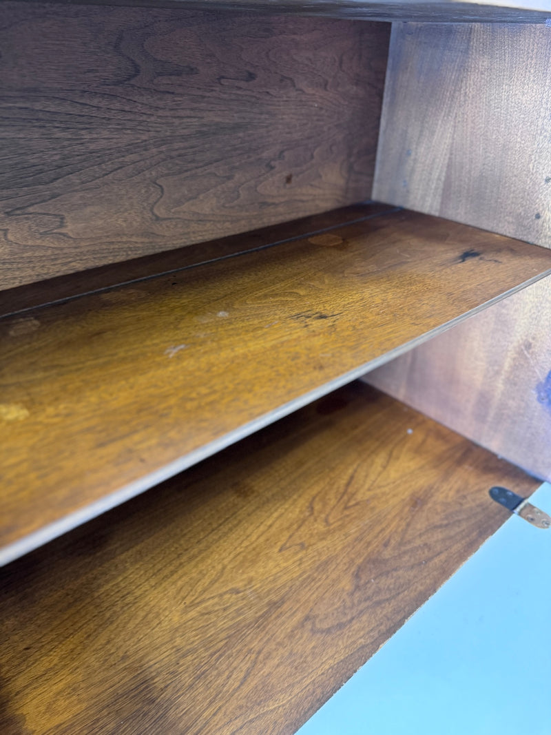 Broyhill 'Sculptra' Bar Cabinet/Display Hutch
