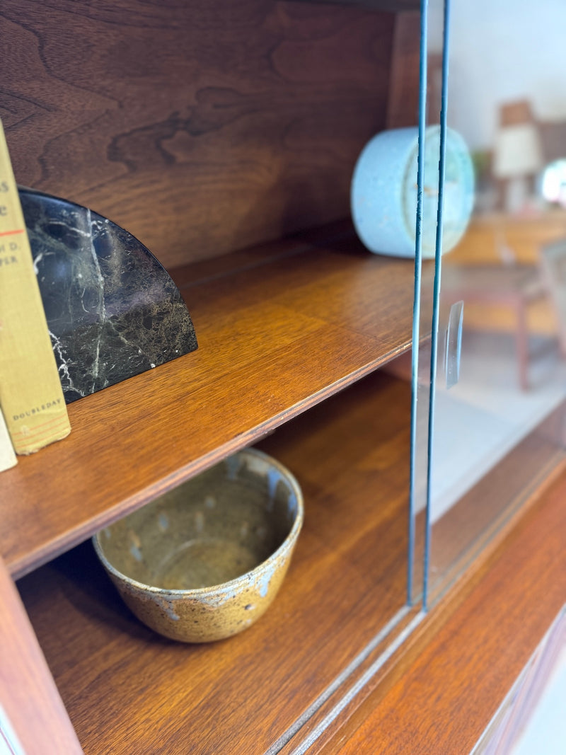 Broyhill 'Sculptra' Bar Cabinet/Display Hutch